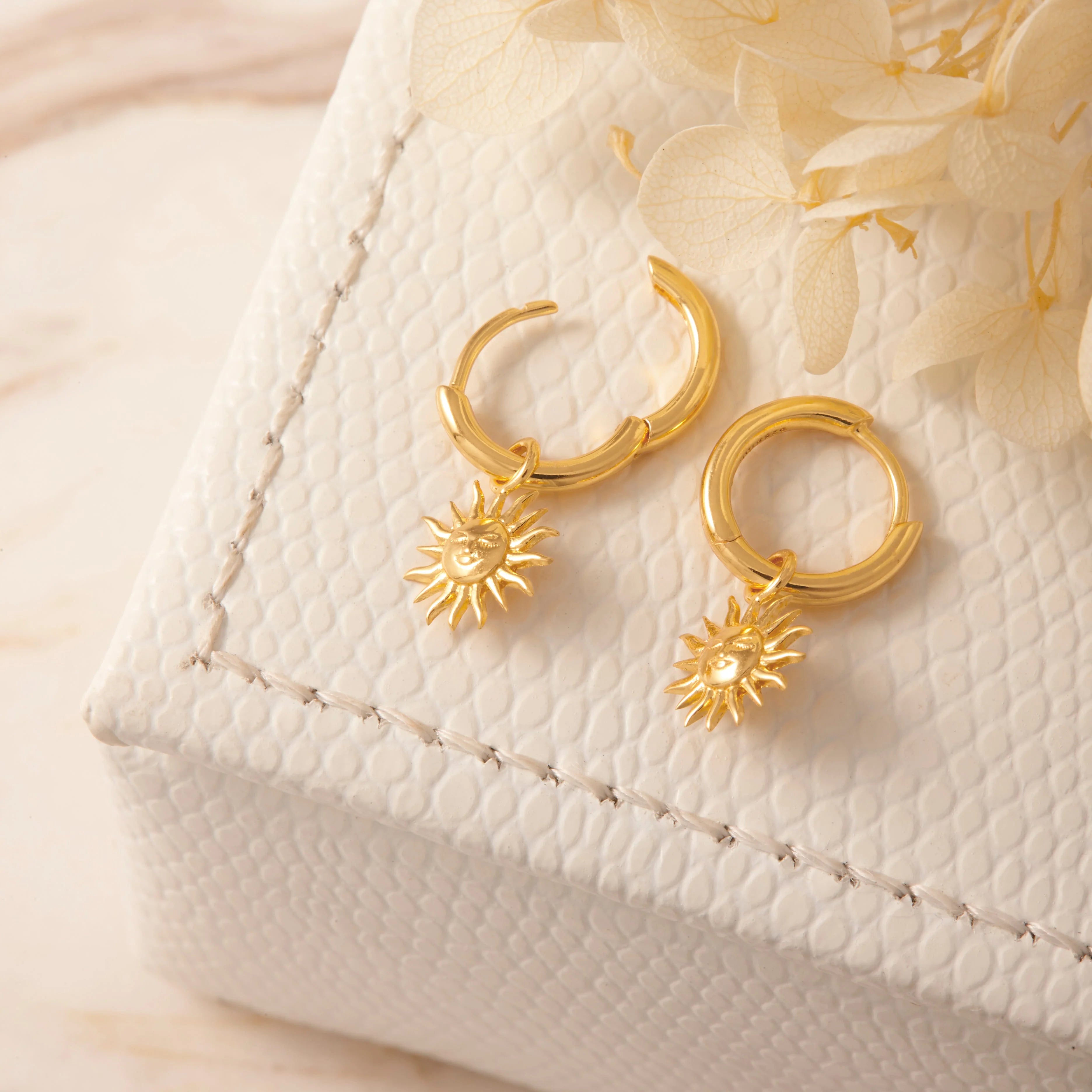 Sunbeam Huggies Gold jewellery (view 3) - Mountain Dreads