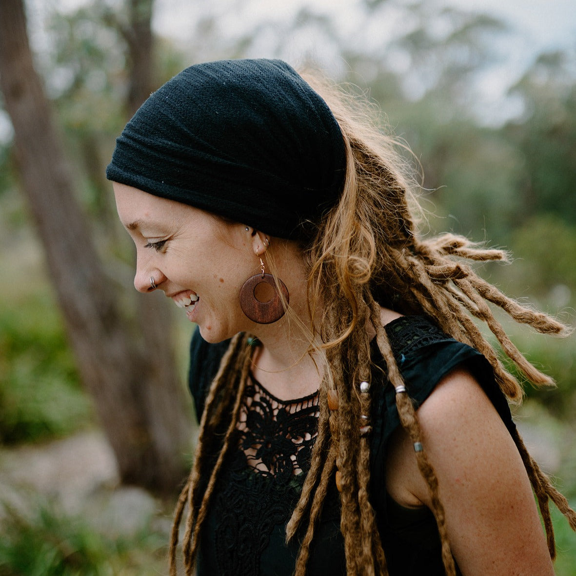 A person wearing a black wide cotton headband.